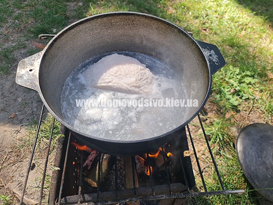 Кладемо в казан м’ясо цілим куском Кладемо в казан м’ясо цілим куском