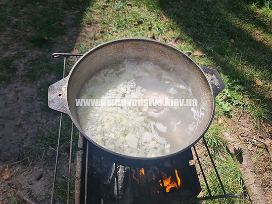 Потім додаємо цибулю Потім додаємо цибулю